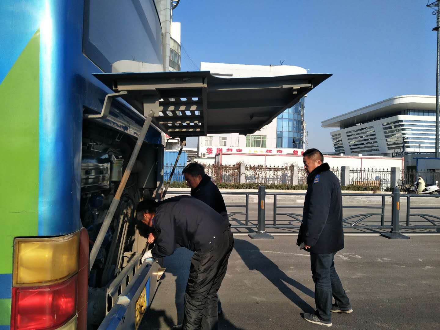 公交集團(tuán)公交事業(yè)一部開展“守歲末、保安全、促服務(wù)”活動